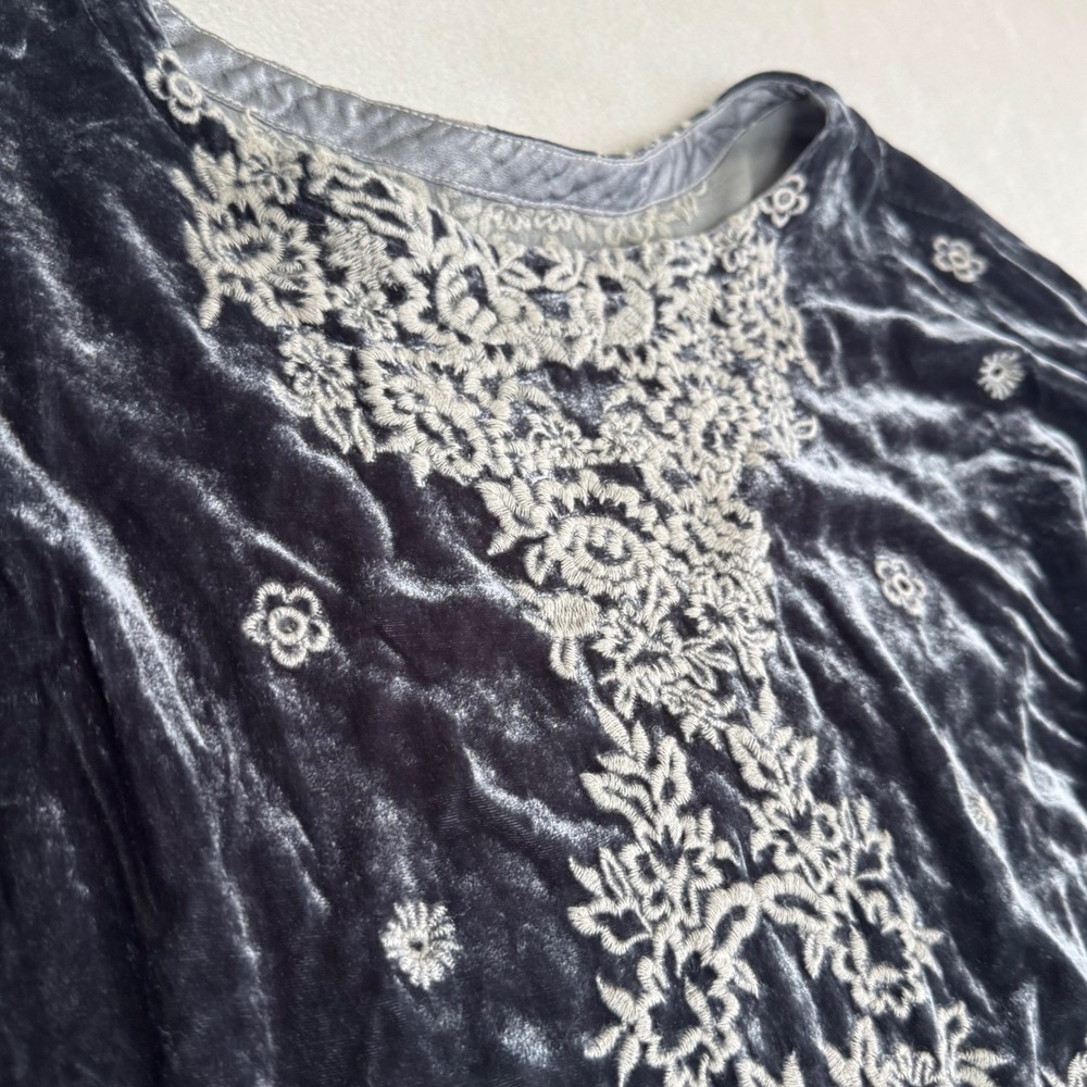 Johnny Was Velvet Blouse Sz S Embroidered Luxury Silk Blend Boho Top Blue Gray - Picture 3 of 10